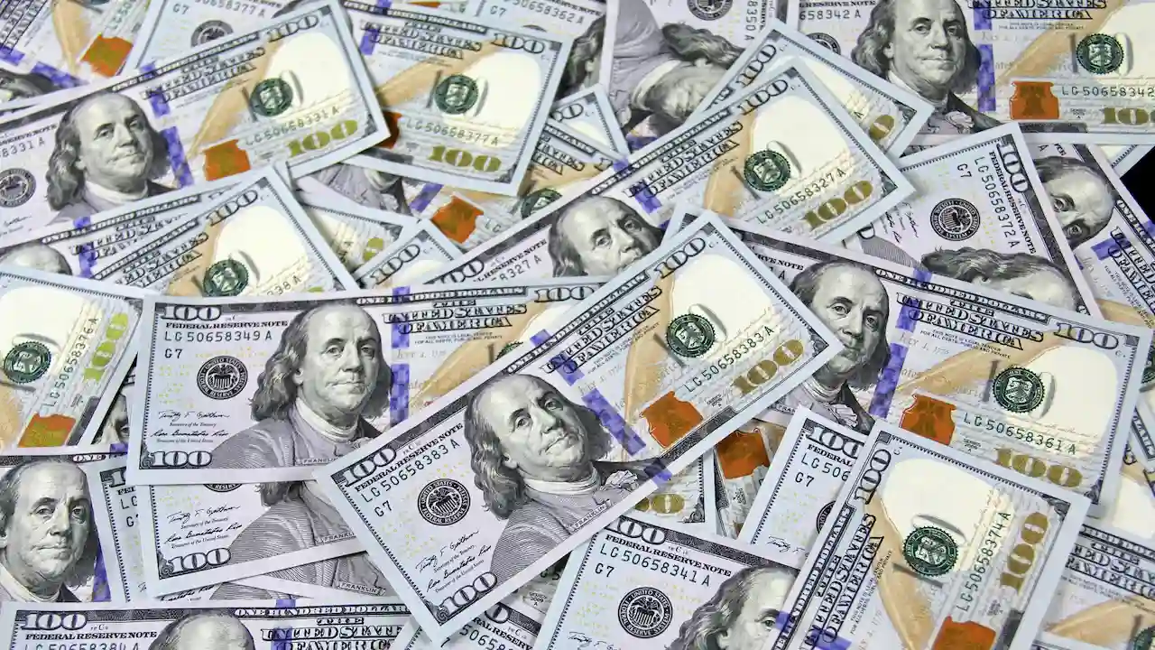 U.S. Dollar Declines as Trump’s Tax Bill and Tariff Threats Unsettle Markets